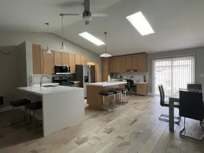 Crystal Rose is a spacious modern home w/ garage - Image 4