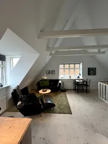 Centrally located villa apartment with private entrance - Image 2