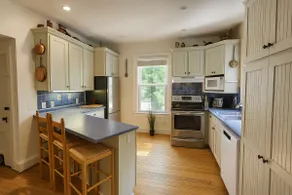Spacious 4-Bedroom Historic Downtown Hot Tub - Image 2
