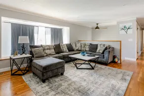4 Bedrooms/5 Beds-Game Room~5 min Drive to College - Image 3