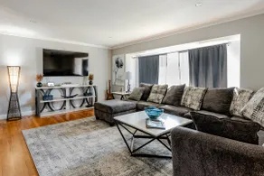 4 Bedrooms/5 Beds-Game Room~5 min Drive to College - Image 2