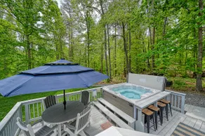 Family Getaway Sleeps 12, Salt Water Hot Tub - Image 2