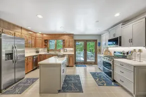Family Getaway Sleeps 12, Salt Water Hot Tub - Image 4