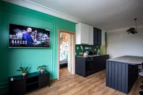 Urban Jungle Flat with Free Parking - Image 2
