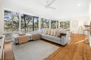 Treetop Retreat Northern Beaches with Stunning Pittwater Bay Views - Image 3