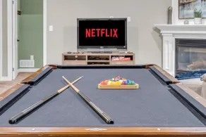 Luxury Home I Mins from Falls I Pool & Pong Table - Image 4