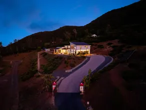 Modern Hilltop Villa with Panoramic Views - Image 3