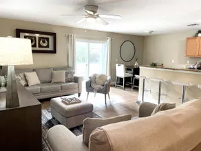 Light-filled, Cozy Home in the Heart of Town 211 - Image 2