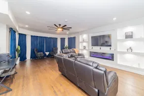 Lux 4BR Lakeshore: W/Rftop Book Now! - Image 2
