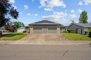Solar Half-Plex with Chic Style in Country Glen - Image 3
