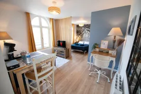 Cozy & Wooden Suite in Downtown Pontoise - Image 3
