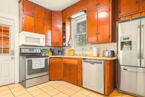 Historic Bungalow: For Groups & Families Sleeps 11 - Image 5
