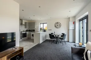 Modern and Stylish Two Bedroom Flat - Image 4
