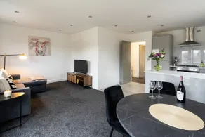 Modern and Stylish Two Bedroom Flat - Image 3