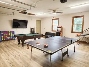 Minutes to Caves * Treehouse * Large Game Room - Image 4