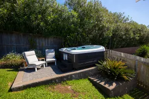 Spacious 4 Bedroom House with Ocean Views - Image 3