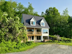 Mountain hideaway with private waterfall & hot tub - Image 3