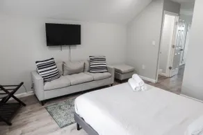 Huge 5BR Near NYC | Parking & Laundry | Sleeps 10 - Image 4