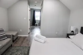 Huge 5BR Near NYC | Parking & Laundry | Sleeps 10 - Image 3