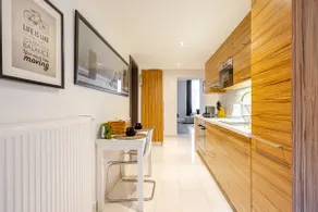 Rare Find! Outstanding location in the Centre! - Image 4