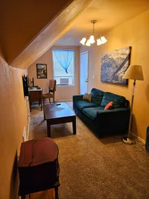 Cozy Upstairs Apartment - Image 2