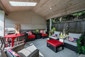 Spacious Garden Retreat with Gourmet Kitchen - Image 4