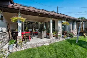 Spacious Garden Retreat with Gourmet Kitchen - Image 2