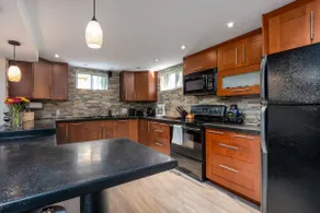 Spacious Garden Retreat with Gourmet Kitchen - Image 5
