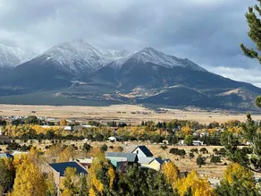 Sunflower Haven: Renovated, Mtn view, <1mi to town - Image 4
