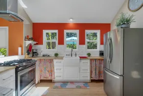 Cozy Creek Cottage with lush backyard. - Image 3