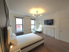 Modern Greenpoint Guesthouse - Image 5