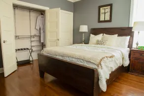 Tudor Style Bungalow with Pool, King & 2 Queens. - Image 3