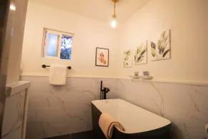 Luxe 2BR Bungalow Retreat | Spa Bath | Kitchen LA - Image 2