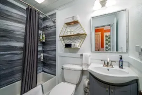 King Bed, Pet Friendly, Main Floor, Walk Downtown - Image 5