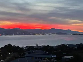 Stunning water view home in Hobart - Image 4