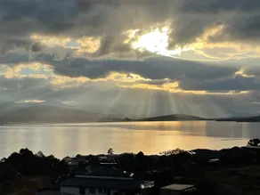 Stunning water view home in Hobart - Image 3