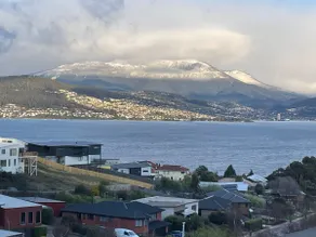 Stunning water view home in Hobart - Image 2