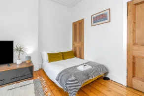 Charming 1BR, Near Castle - Image 4