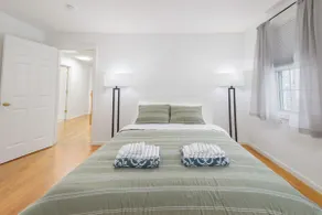 Large Spacious Home w/ Kings and Queen 4BR 2.5B - Image 3