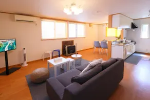 Asahiyama Zoo is 14 minutes by car | Family & Group | Comfortable for 8 people | 160 m² | 2 rooms (entire building rental) | Parking for 4 cars - Image 2
