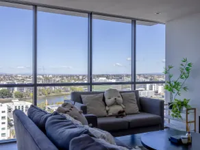 Riverview 2BR delicate Apt, 1min to train station - Image 4