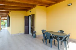 Beach villa with private garden and pergola - Image 4