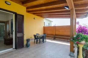 Beach villa with private garden and pergola - Image 5