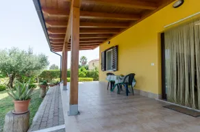 Beach villa with private garden and pergola - Image 3
