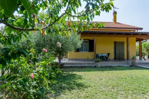 Beach villa with private garden and pergola - Image 2