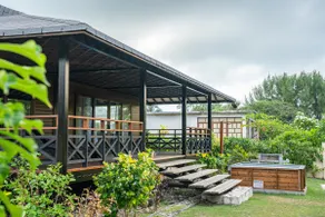 Bungalow n°3 seaside at Motu Temae, swimming pool - Image 3