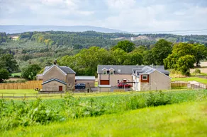Countryside stay with Sunroom at The Stables - Image 5