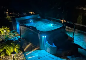 ONYX OWL: Private Hot Tub⁘Fire Pit⁘Heated Patio - Image 4