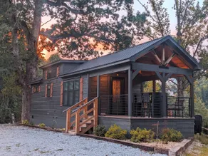 ONYX OWL: Private Hot Tub⁘Fire Pit⁘Heated Patio - Image 2