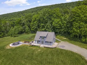 Hilltop- Luxury Home with views and a dog run - Image 3